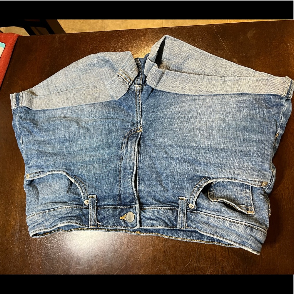 Jean shorts, size 8/10, unsure of brand, extremely flattering, great condition